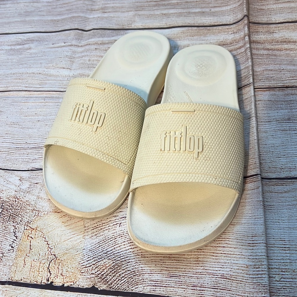 Great condition fit flop slides size 7